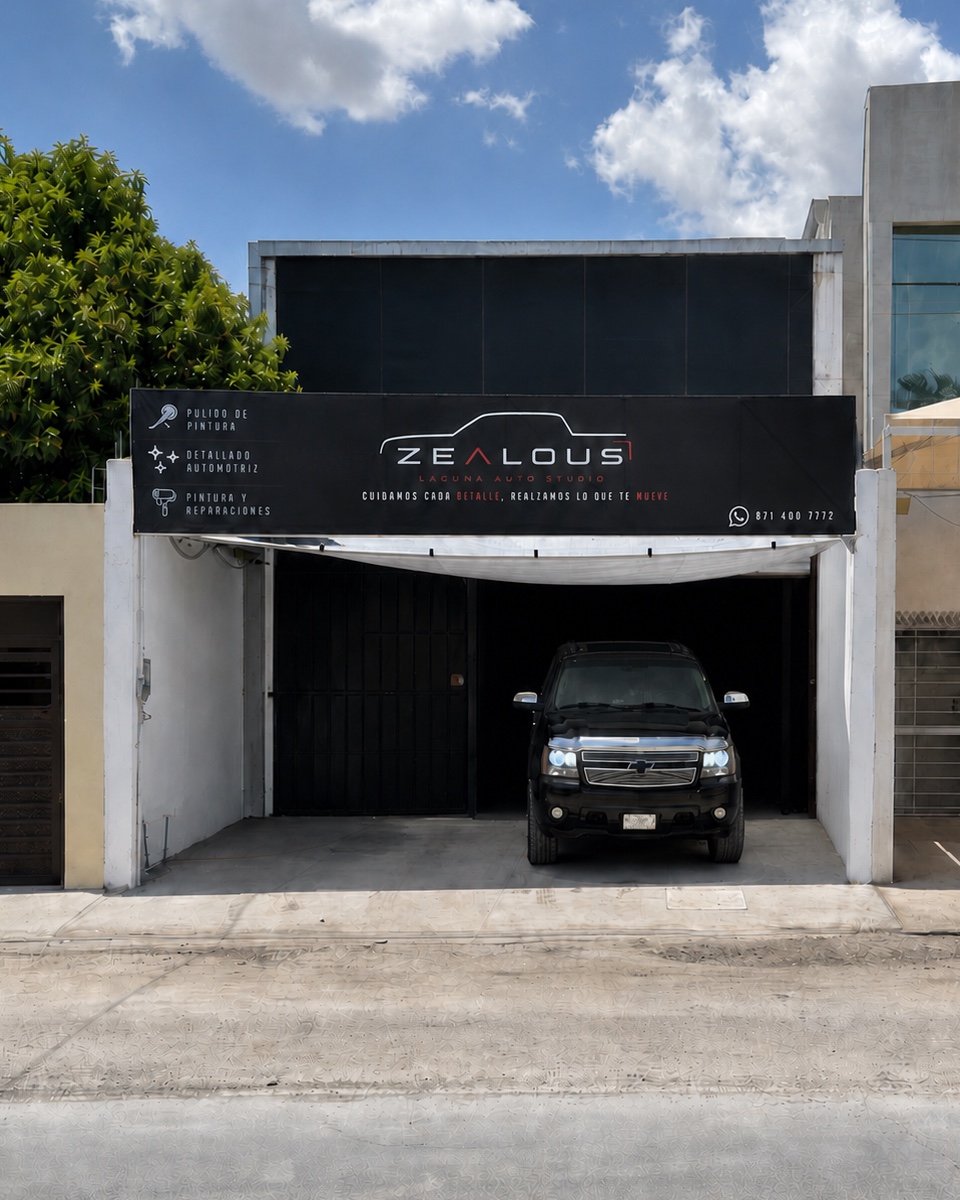 Fachada real de Zealous Laguna Auto Studio con una camioneta en la entrada